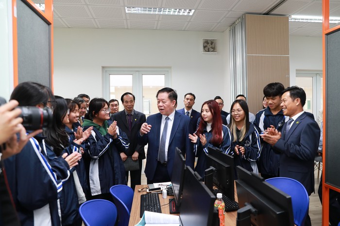 Trưởng Ban Tuyên giáo Trung ương đã đến thăm giảng viên, nhà khoa học, sinh viên Đại học Quốc gia Hà Nội