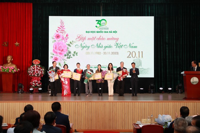 Giám đốc Đại học Quốc gia Hà Nội Lê Quân đã trao tặng Giải thưởng “Nhà giáo Đại học Quốc gia Hà Nội của năm 2023”