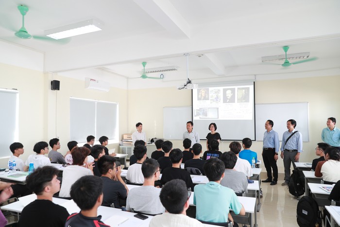 Giám đốc Đại học Quốc gia Hà Nội - Lê Quân tham quan phòng học của sinh viên tại Hòa Lạc