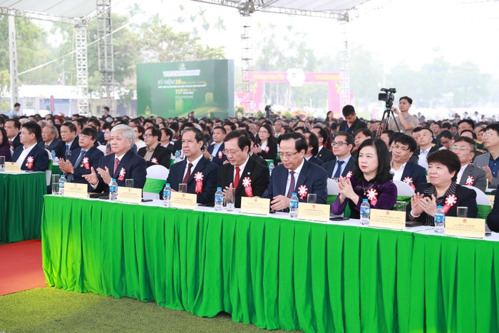 Các đại biểu tham dự lễ kỷ niệm 30 năm Ngày Chính phủ ban hành Nghị định về Đại học Quốc gia Hà Nội, 117 năm truyền thống và đón nhận Huân chương Lao động hạng Nhất.