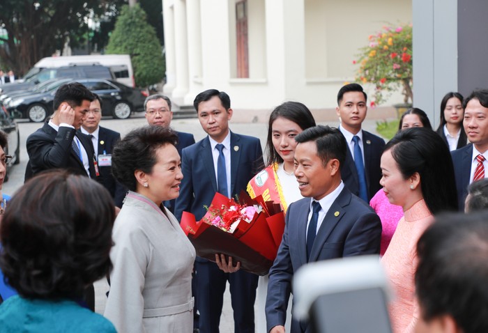Ngày 13/12/2023, Phu nhân Tổng Bí thư, Chủ tịch nước Trung Quốc Giáo sư Bành Lệ Viên và Phu nhân Chủ tịch nước Việt Nam Phan Thị Thanh Tâm đã đến thăm Đại học Quốc gia Hà Nội và giao lưu với sinh viên.