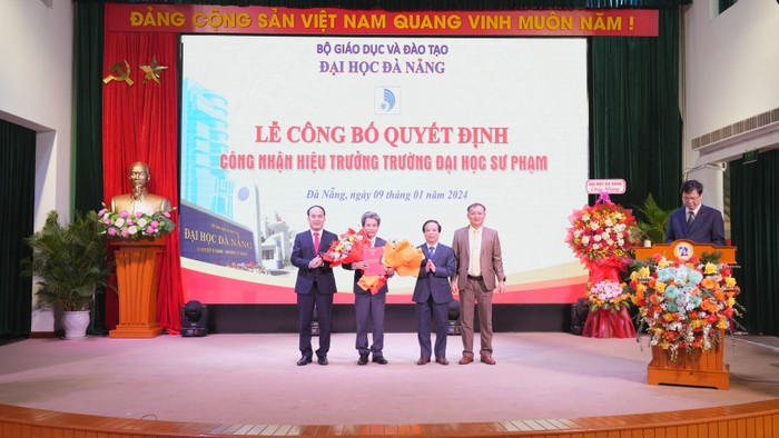 Lãnh đạo Đại học Đà Nẵng trao quyết định công nhận Hiệu trưởng Trường Đại học Sư phạm đối với Phó Giáo sư, Tiến sĩ Võ Văn Minh