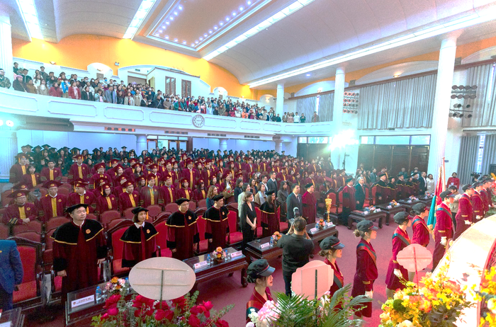 Toàn cảnh buổi lễ trao bằng tốt nghiệp đợt 1 năm 2024 dành cho các tân cử nhân, tân thạc sĩ, tân tiến sĩ của Trường Đại học Kinh tế - Đại học Quốc gia Hà Nội