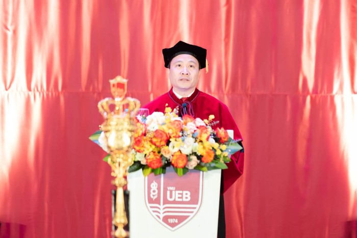 Phó Giáo sư, Tiến sĩ Lê Trung Thành- Hiệu trưởng Trường Đại học Kinh tế - Đại học Quốc gia Hà Nội chúc mừng tân Cử nhân, tân Thạc sĩ, tân Tiến sĩ