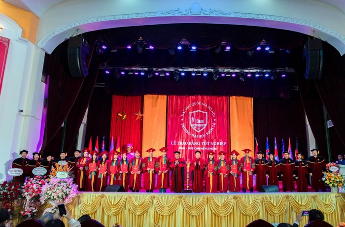 Ngày 26/1, Trường Đại học Kinh tế - Đại học Quốc gia Hà Nội tổ chức lễ trao bằng tốt nghiệp cho gần 500 sinh viên, học viên, nghiên cứu sinh tốt nghiệp đợt 1 năm 2024.