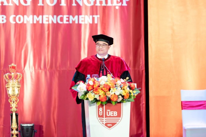 Phó Giáo sư, Tiến sĩ Nguyễn Trúc Lê: “Các bạn chính là đại sứ thương hiệu và làm rạng danh tên tuổi của Trường chúng ta, Trường Đại học Kinh tế - Đại học Quốc gia Hà Nội”