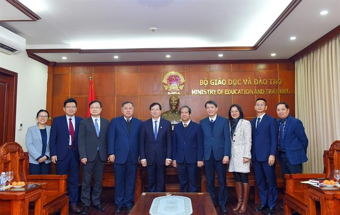 Bộ trưởng Nguyễn Kim Sơn, Giáo sư Khưu Dũng và các thành viên hai bên tại buổi tiếp