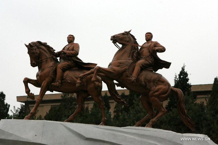 Bức tượng hai nhà lãnh đạo Triều Tiên đi cạnh nhau. Ảnh: Tân Hoa xã