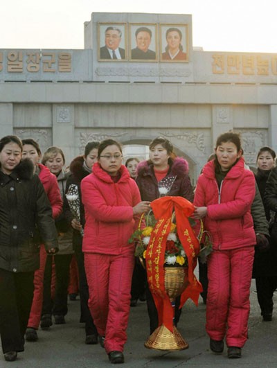 Người dân dâng hoa tại hai bức tượng Chủ tịch Kim Jong-il và thân phụ Kim II-sung mới được khánh thành