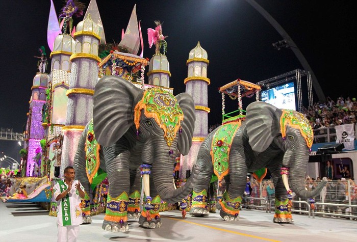 Hình ảnh những chú voi được coi là điểm nhấn của cuộc diễu hành trên sân động ở Sao Paulo.