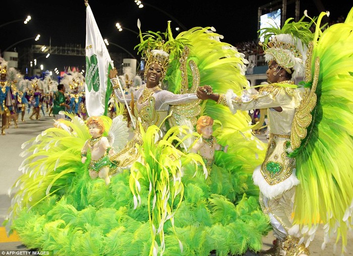 Những bộ lông vũ cùng với các đồ trang sức lấp lánh làm cho Carnival thêm bắt mắt.