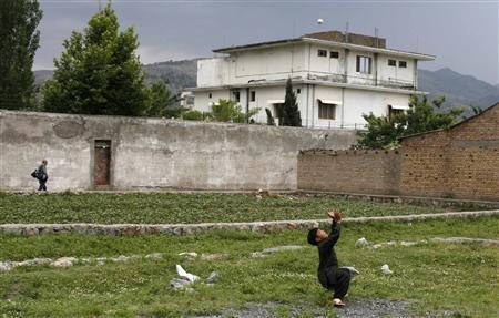 Một cậu bé đang chơi đùa ở phía trước tòa nhà nơi Osama bin Laden bị tiêu diệt tại Abbottabad ngày 05 tháng 5 (Ảnh Reuters)