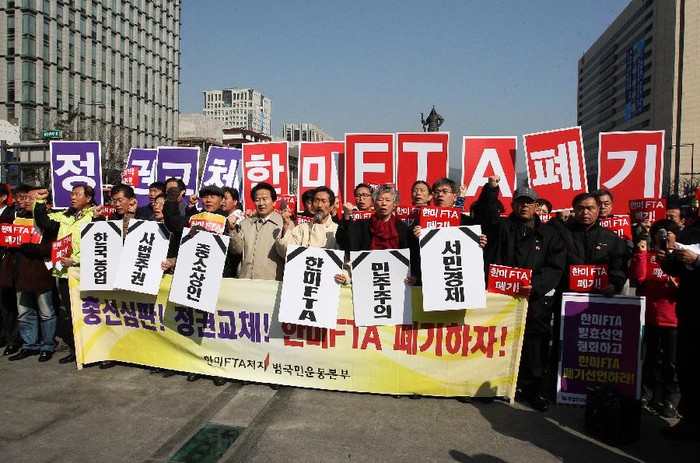 Hàng chục người đối lập đã biểu tình ở Seoul phản đối yêu cầu bãi bỏ các thỏa thuận này.