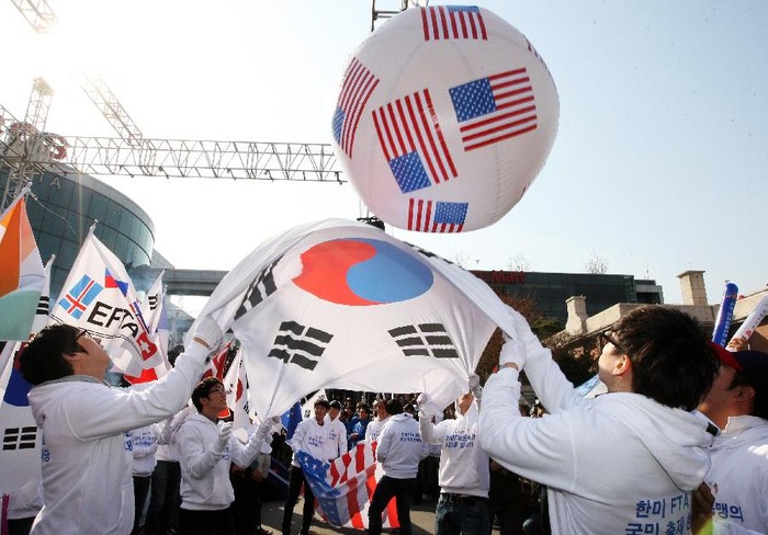 Hàng chục người đối lập đã biểu tình ở Seoul phản đối yêu cầu bãi FTA hôm 15/3.