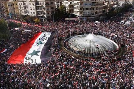 Những người ủng hộ Tổng thống Syria Bashar al-Assad tham dự một cuộc diễn thuyết tại quảng trường Umayyad ở Damascus ngày 15/3/2012.