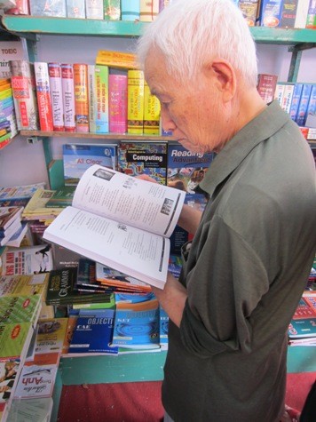 Lễ hội còn thu hút cả những bạn đọc cao niên.
