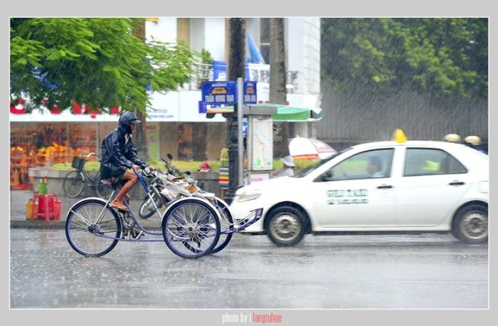 Những người chở thuê nhưng khác phương tiện - ướt và không ướt đi ngược dòng trong mưa