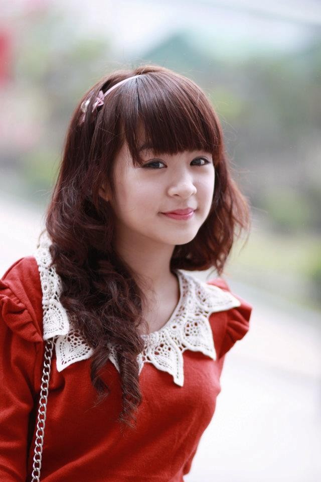 Huyền Trang sinh năm 1997, đang học trường THPT Lômnoxop, cô bạn dễ thương từng là người mẫu ảnh cho báo Sao Mai