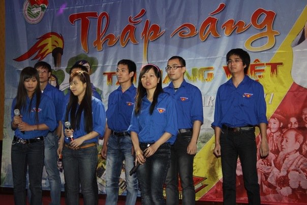 Màu áo xanh đặc trưng của thanh niên Việt Nam, tôn lên vẻ anh hùng, kiên cường của thanh niên Việt