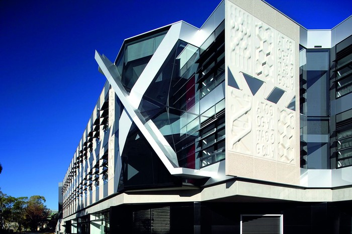 Đại học Quốc gia Úc – ANU là trường đại học duy nhất của Úc được thành lập bởi Đạo luật Nghị viện liên bang năm 1946 dưới sự đề xướng của Quốc hội,, là một trong 8 thành viên của “Nhóm 8 (Group of 8)” của Úc để đưa đất nước tiến lên và nâng cao vị thế quốc tế của Ôxtrâylia trong nghiên cứu và giáo dục chất lượng cao nhất. ANU là một trường nổi bật bởi sứ mệnh quốc gia, trọng tâm quốc tế và thành tích đầy ấn tượng về nghiên cứu và giáo dục cho sinh viên đại học và sau đại học