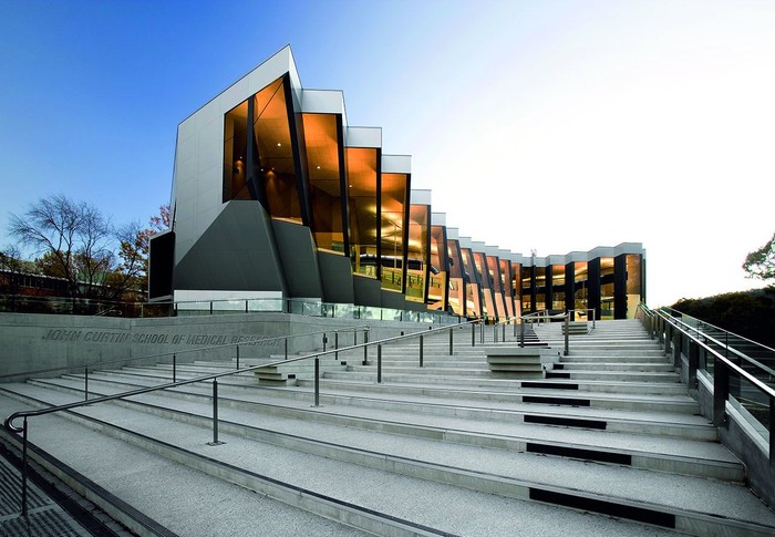 Học viện chính của trường đặt tại Canberra ở ngoại ô Acton. Học viện rộng 360 héc-ta bao gồm cả núi Black Mountain, hồ Lake Burley Griffin, ngoại ô Turney và trung tâm thành phố. Đại học Quốc gia Australia (ANU) là một trong những đại học danh tiếng nhất trên thế giới, thu hút được nhiều giảng viên và sinh viên xuất sắc của Australia và nhiều nơi trên thế giới