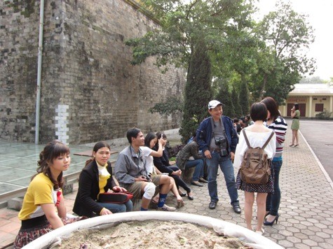 Nhiếp ảnh gia Hà thành Photo Đỗ Tấn Long (người đội mũ trắng) cùng các thí sinh chụp ảnh dự thi