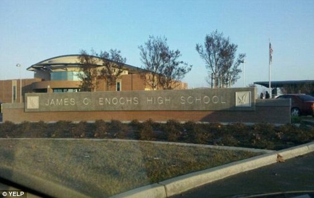 Trường Trung học Enochs, nơi chứng kiến tình yêu giữa thầy giáo và học sinh