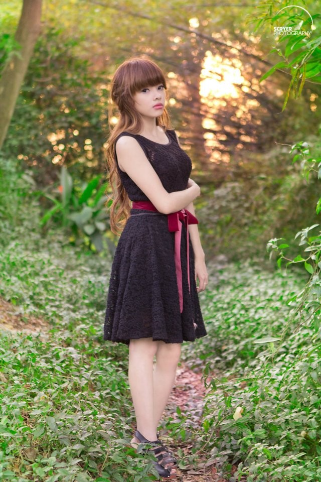 Chiếc váy đem quyến rũ, búp bê Nga lạc vào chốn rừng hoang huyền bí. Xem thêm: Mỹ nhân facebook Việt: Bản sao của Tây Thi.