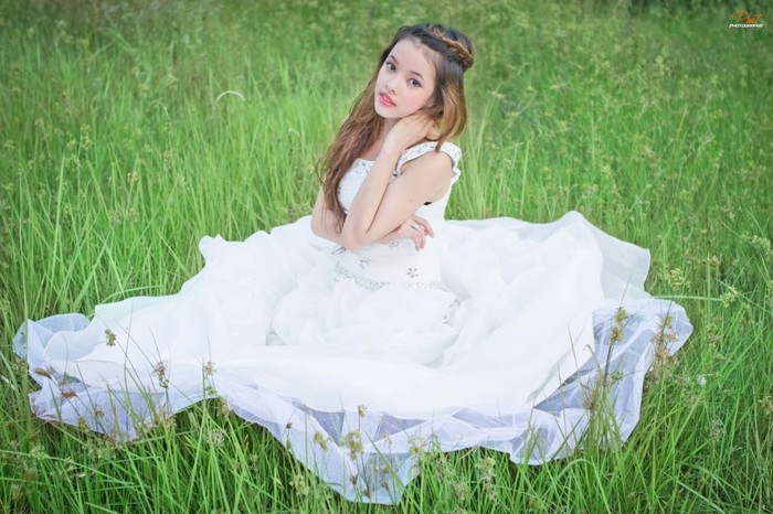 Như nàng công chúa thực sự trong bộ váy trắng xinh lung linh. Xem thêm: Mỹ nhân facebook Việt: Bản sao của Tây Thi.