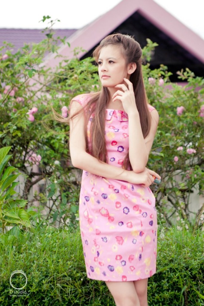 Chiếc váy hoa hồng khiến nàng dễ thương, xinh xắn. Xem thêm: "Thiên sứ 9X" hớp hồn cư dân mạng (P1): bản sao của Jang Na Ra