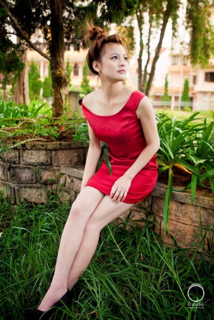Chiếc đầm đỏ thời trang nổi bật càng tôn lên vẻ trẻ trung, xinh đẹp vốn có của nàng. Xem thêm: "Thiên sứ 9X" hớp hồn cư dân mạng (P1): bản sao của Jang Na Ra