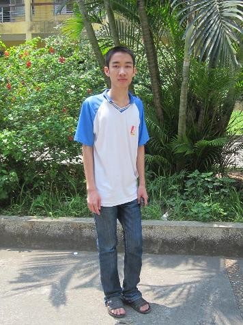 Chàng trai trẻ Nguyễn Mạnh Cường trong sân Trường ĐH Bách Khoa Hà Nội