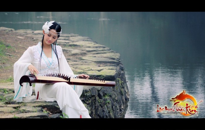 Cây đàn, dòng sông, mỹ nữ váy trắng gảy đàn trên sông là những hình ảnh quá quen thuộc của những bộ phim cổ trang Trung Hoa, được một thiếu nữ Việt tái hiện sinh động. Xem thêm: "Mỹ nữ Trời ban" (P3): "Hoàn Châu cách cách" cũng phải ghen tỵ