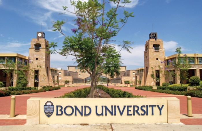 Trường ĐH Bond là trường đại học tư thục đặt tại Robina, Gold Coast, Queensland, Australia. Trường nằm trên một khu vực hướng xuống một hồ nước nhân tạo