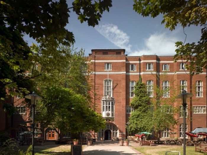 Cảnh quan tuyệt đẹp, tọa lạc ở một thành phố sầm uất nhất nước Anh, Imperial College London là điều kiện tốt nhất cho sinh viên theo học