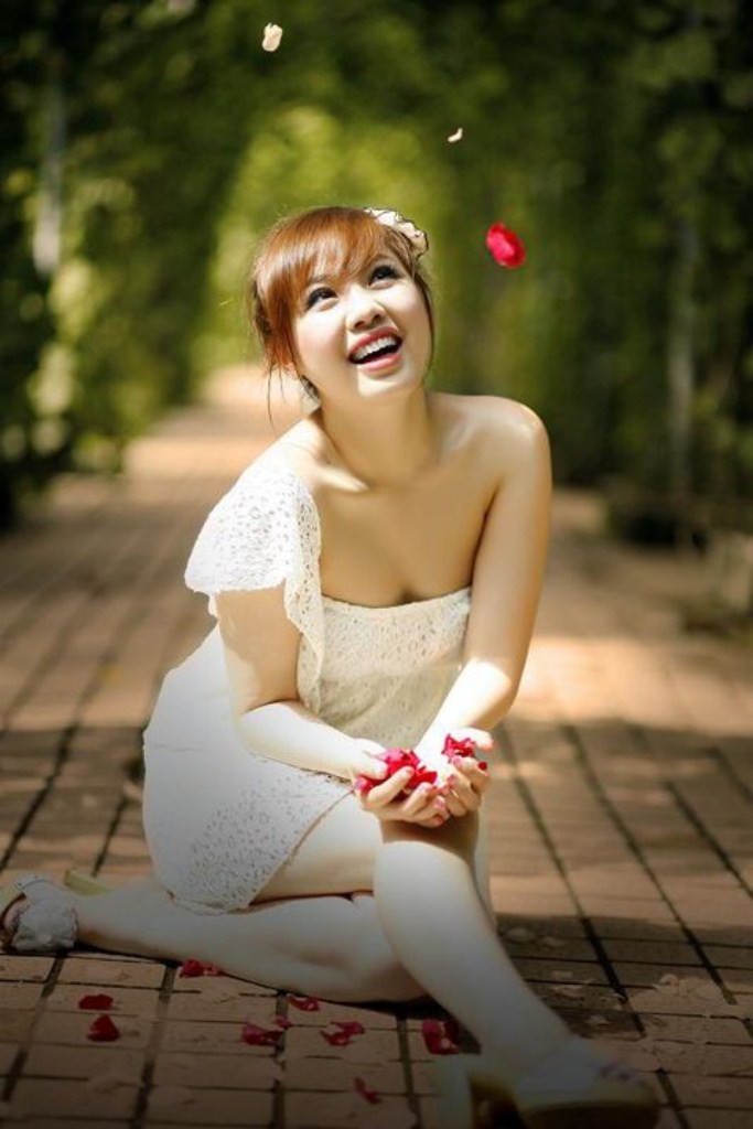 Mái tóc vàng óng mượt, nụ cười tươi như mùa thu, nàng đẹp xinh trong nắng Sài Gòn. Xem thêm: "Cơn sốt" thiên sứ 9X: "em gái" của Tiểu Long Nữ - Lưu Diệc Phi?
