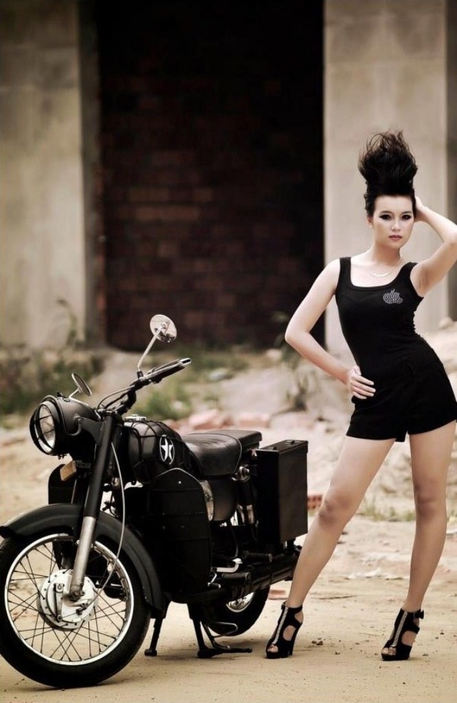 Trong những shoot hình này Yến Nhi cực "ngầu" trong bộ đồ đen cá tính hợp tông với chiếc xe khủng