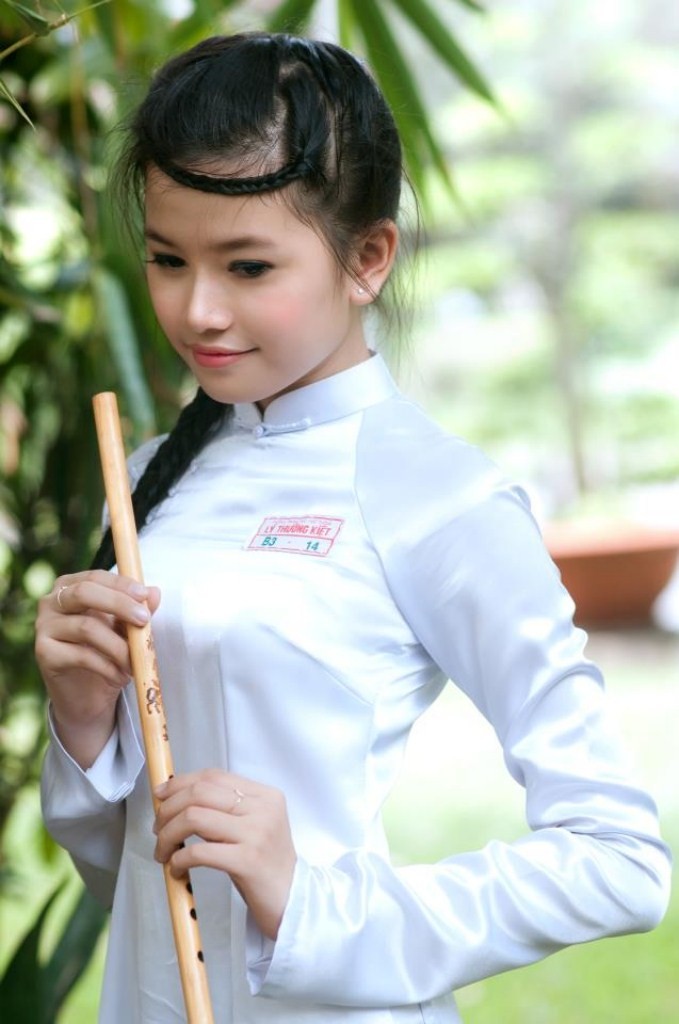 Nguyễn Võ Thiên Hương sinh năm 1996, hiện đang học lớp 10 Trường THPT Lý Thường Kiệt - TP.Hồ Chí Minh.