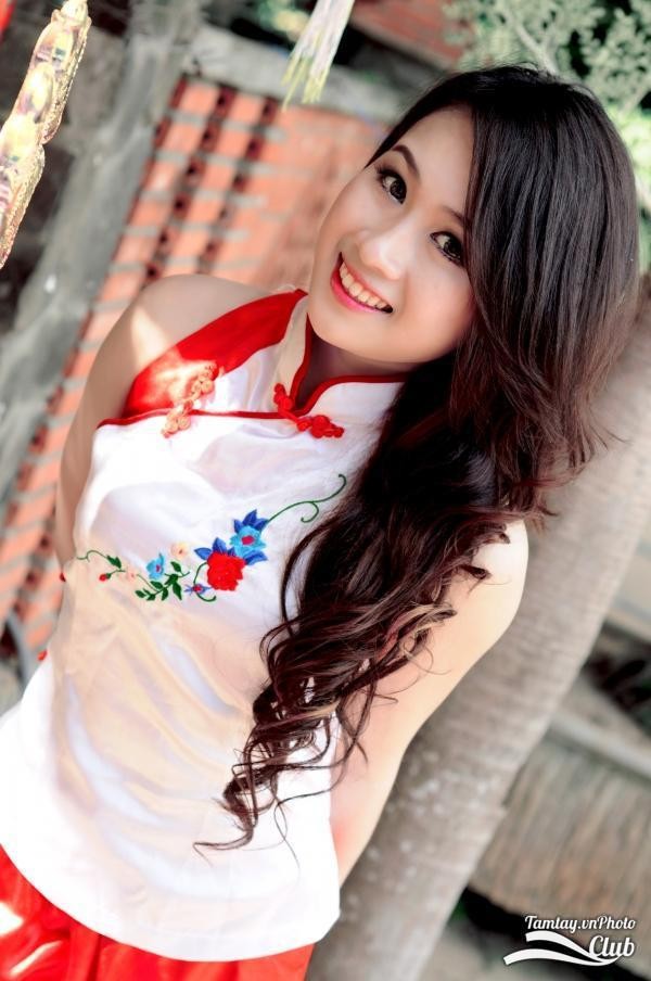Xinh đẹp, trẻ trung trong áo Trung Hoa, một Na Pang yêu kiều, diễm lệ, trang điểm nhẹ nhàng, vẻ đẹp tự nhiên, thanh khiết và nụ cười đầy sức sống. Xem thêm: Cơn sốt "Thiên sứ 9X" (P2): Đẹp như Hoàng Dung trong Anh hùng xạ điêu