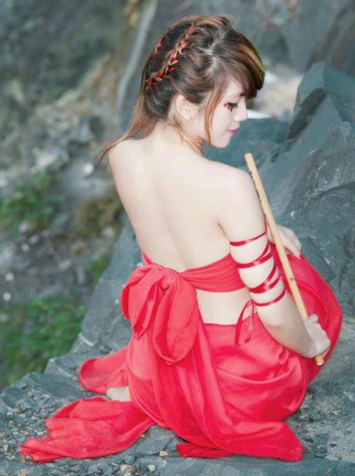 Trang điểm nhẹ, mắt đánh viền, vẻ đẹp đó khiến chúng ta liên tưởng đến những nàng "hồ ly" hóa thân trong những bộ phim cổ trang Trung Hoa. Xem thêm: "Mỹ nữ Trời ban" (P3): Vẻ đẹp Kim Tae Hee phải cúi đầu "chào thua"