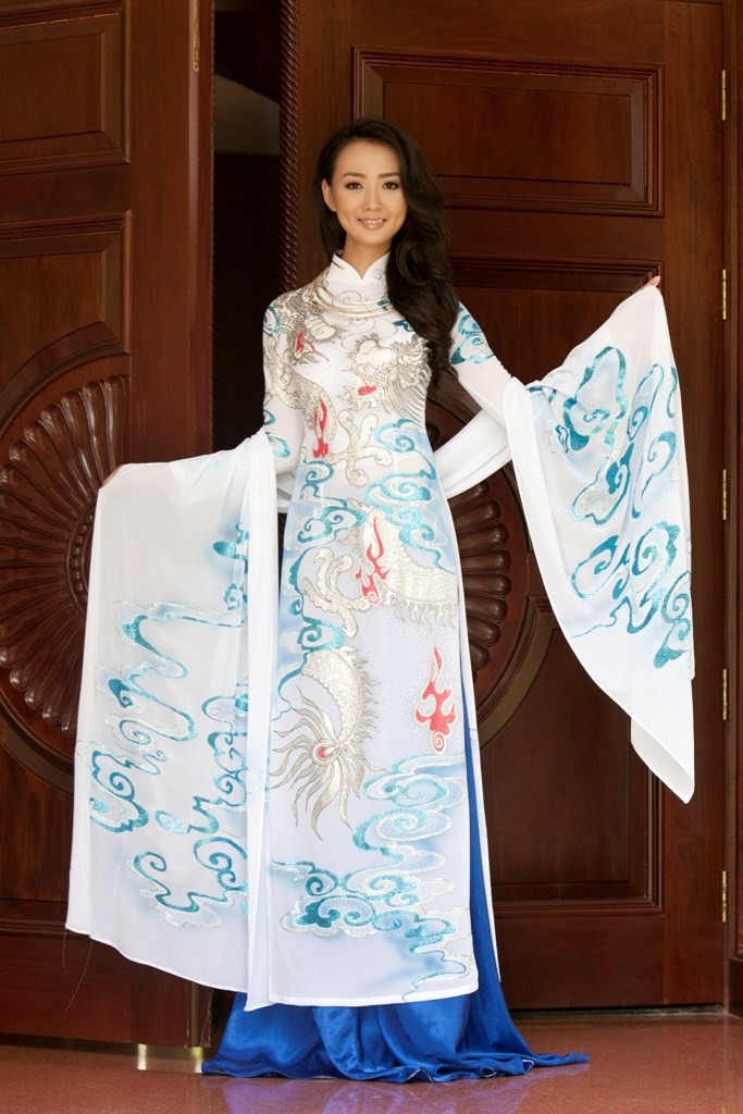 Năm 2012, Trịnh Thu Thảo sẽ tham gia một vài cuộc thi sắc đẹp và tham gia đóng phim truyền hình: Trái tim màu xanh và Sợi dây tình ái…