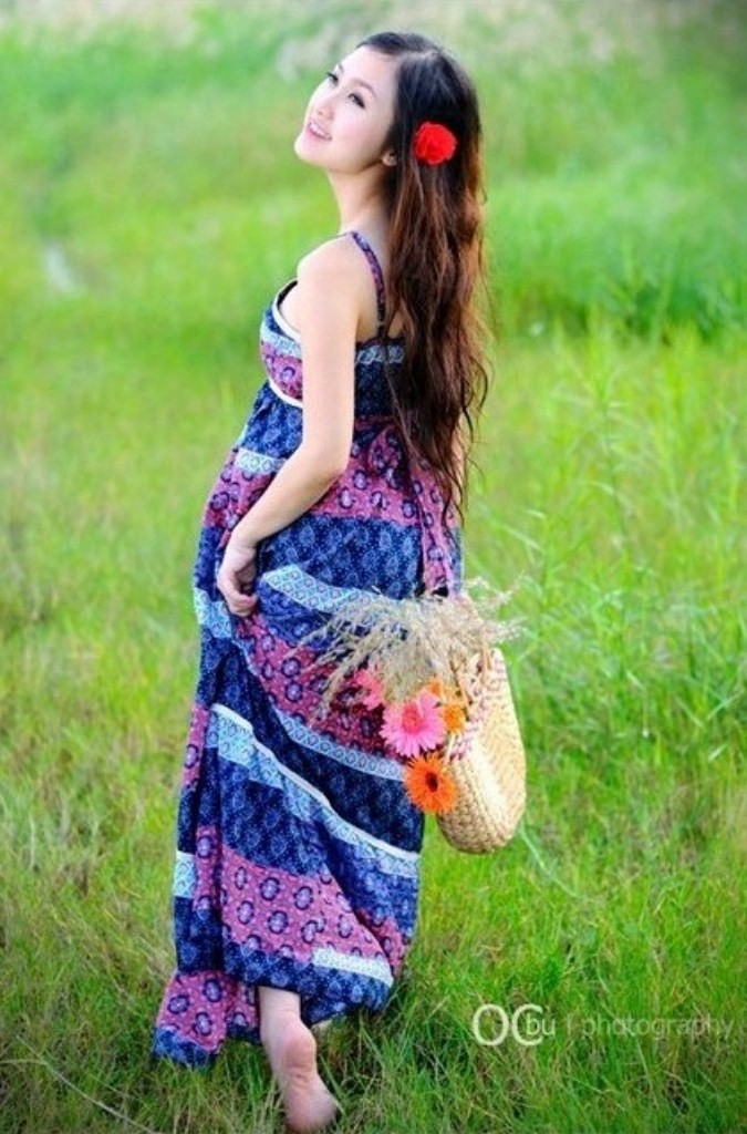 Nhẹ nhàng bước đi trên nền cỏ xanh, tung tăng, bay lượn hồn nhiên, cô nàng làm dáng cùng chiếc hoa cài đầu màu đỏ nổi bật. Xem thêm: Cơn sốt 'thiên sứ 9X': Đẹp như mỹ nhân cổ trang Trung Hoa