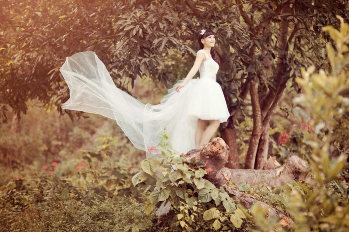 Chiếc váy trắng tinh khôi nổi bật giữa thiên nhiên, Bích Phương giống như nàng công chúa giữa đại ngàn. Xem thêm: "Búp bê" Mỹ Duyên: nhan sắc một thời để nhớ...