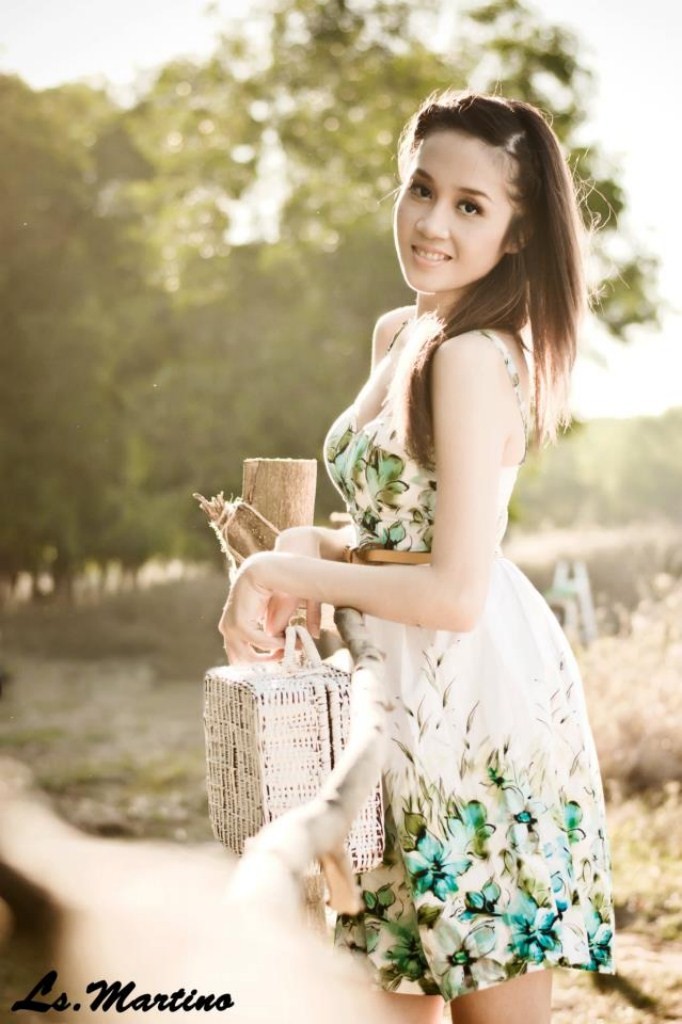 Những chiếc váy điểm hoa dịu mắt những ngày hè luôn là lựa chọn ưu ái của cô nàng. Xem thêm: Cơn sốt 'thiên sứ 9X': Hotgirl Hàn Quốc cũng phải "chào thua"