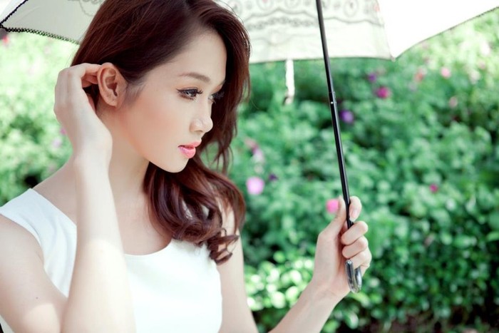 Dịu dàng, duyên dáng chiếc ô che đầu... Xem thêm: Cơn sốt 'thiên sứ 9X': Hotgirl Hàn Quốc cũng phải "chào thua"