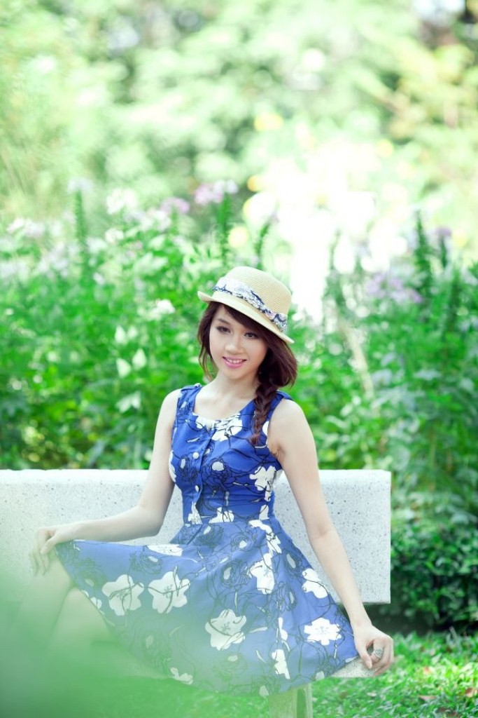 Chiếc váy xanh nhẹ nhàng cùng chiếc mũ thời trang bắt mắt, cùng mái tóc tết bím càng tôn lên nét tiểu thư đài các, hoa lệ. Xem thêm: Cơn sốt 'thiên sứ 9X': Hotgirl Hàn Quốc cũng phải "chào thua"