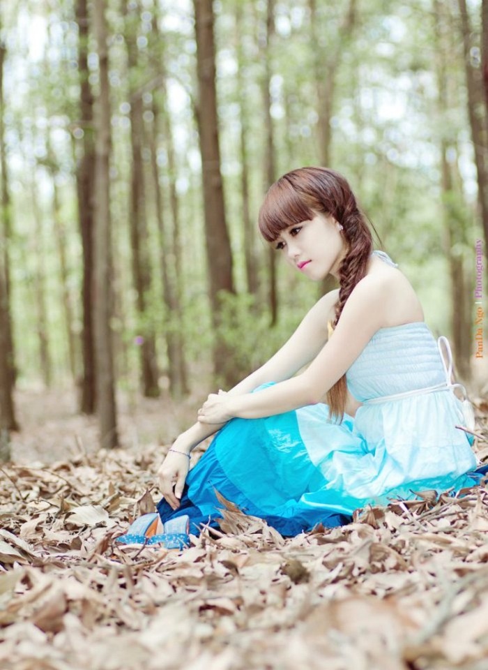 Bộ váy maxi màu xanh tươi trẻ, không sặc sỡ, dịu mắt Nhi Bùi tươi xinh và nổi bật trong khu rừng yên tĩnh và trên nền lá khô