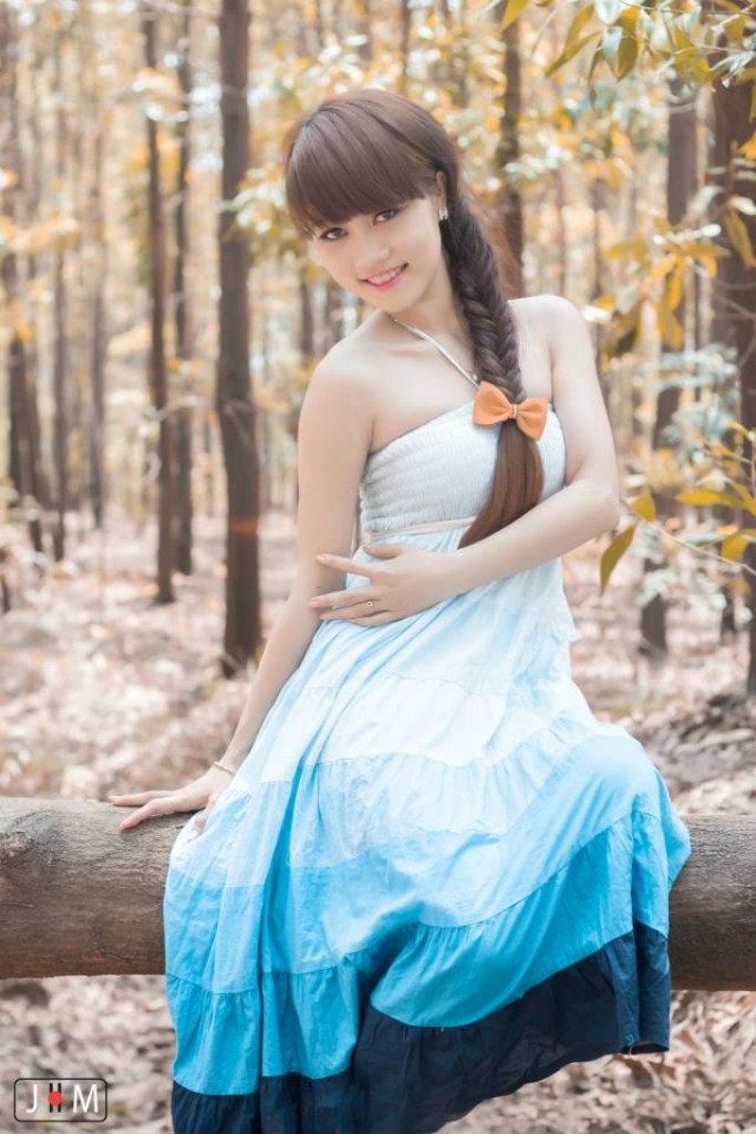 Bộ váy màu xanh nổi bật giữa khu rừng là điểm nhấn, và gương mặt xinh xắn là tâm điểm thu hút mọi ánh nhìn