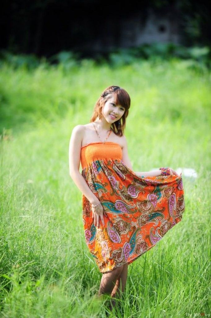 Màu xanh của cỏ như làm nền cho màu cam nổi bật của chiếc váy dài cô đang diện. Xem thêm: Cơn sốt "Thiên sứ 9X": Xinh như nàng Bạch Tuyết giữa rừng hoa