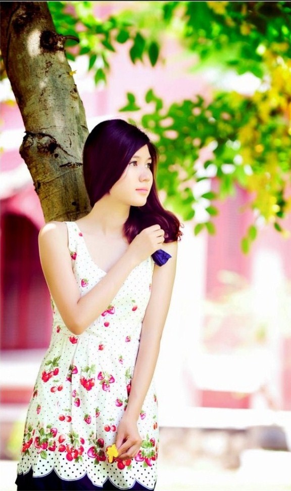 Là một người con gái xinh xắn, sở hữu nét đẹp dịu dàng, Hồng Ngọc vẫn thường được mời chụp mẫu cho nhiều shop thời trang có tiếng ở Thành phố Huế